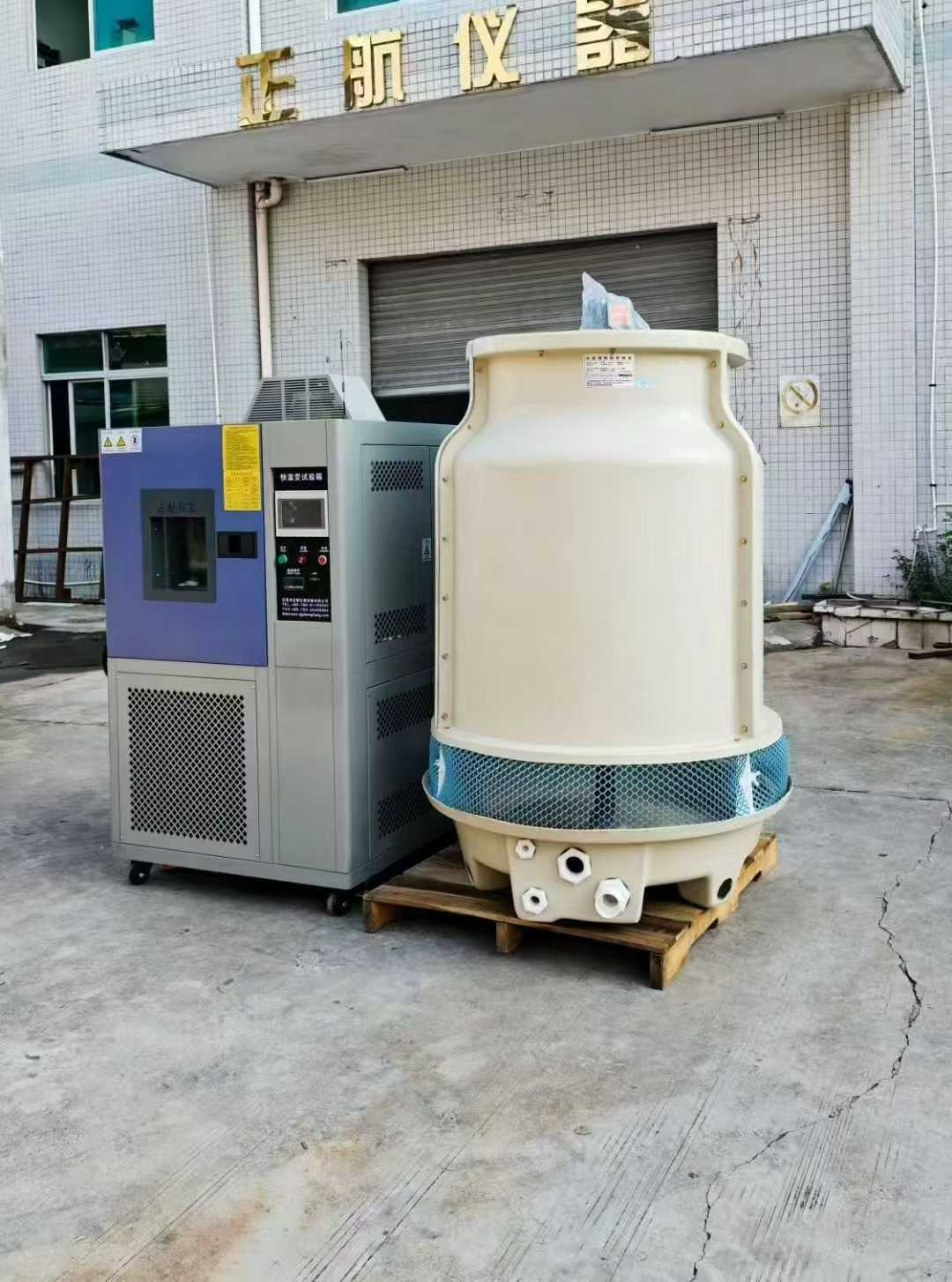 近日，我司將一臺(tái)水冷式線性快速溫度變化試驗(yàn)箱送深圳銅排生產(chǎn)客戶，感謝客戶對(duì)于我司的大力支持。說起這個(gè)設(shè)備，也是歷經(jīng)坎坷。在設(shè)備的溝通過程中，雖然客戶提出較高的技術(shù)要求，但我司秉持著盡心盡力滿足客戶需求為宗旨。多次進(jìn)行技術(shù)攻堅(jiān)會(huì)議，必須在有限的空間內(nèi)滿足客戶較高的快速線性溫度變化要求。  （快速溫變?cè)囼?yàn)箱已整裝待發(fā)） 因?yàn)榭蛻粢筝^高的線性快速溫度變化，而這臺(tái)設(shè)備屬于小型的設(shè)備，在有限的空間內(nèi)，我們需要充分考慮到設(shè)備的制冷，制熱以及散熱問題，如果任何一個(gè)方面無法達(dá)到的話，那么后果將會(huì)是毀滅性的。  （裝車發(fā)走?。?我司對(duì)于此類有挑戰(zhàn)性的設(shè)備，充滿信心，因?yàn)槲覀儓?jiān)信每一次的攻堅(jiān)都是企業(yè)成功的一小步。只有不斷的提升我們的技術(shù)，才能在市場生存